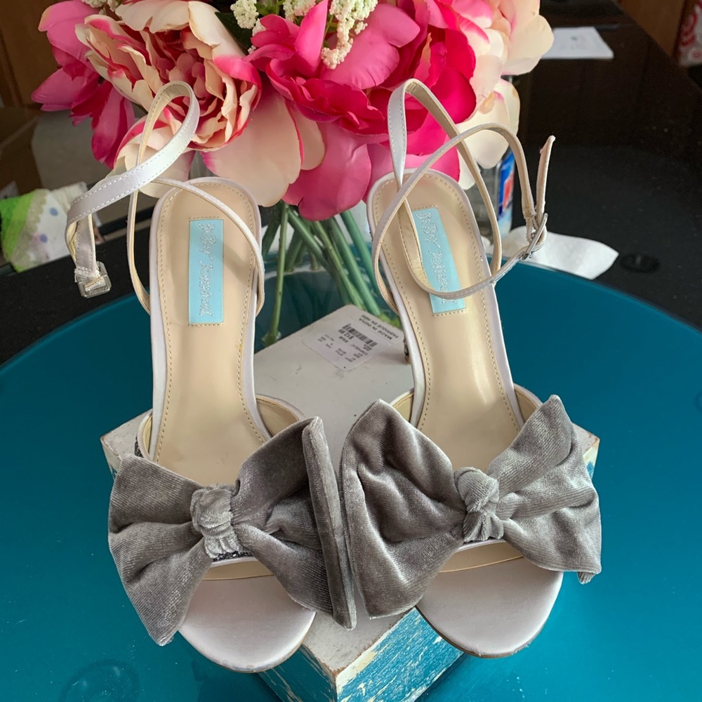 Betsy Johnson Sandals 👡 Size 6